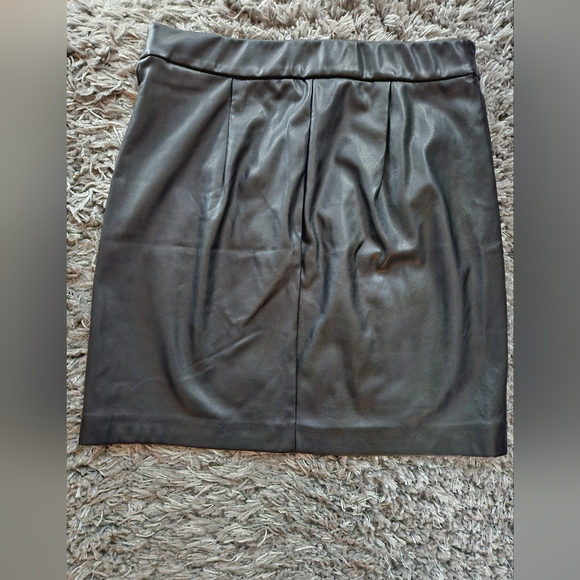 Dynamite pleather skirt - Picture 3 of 5